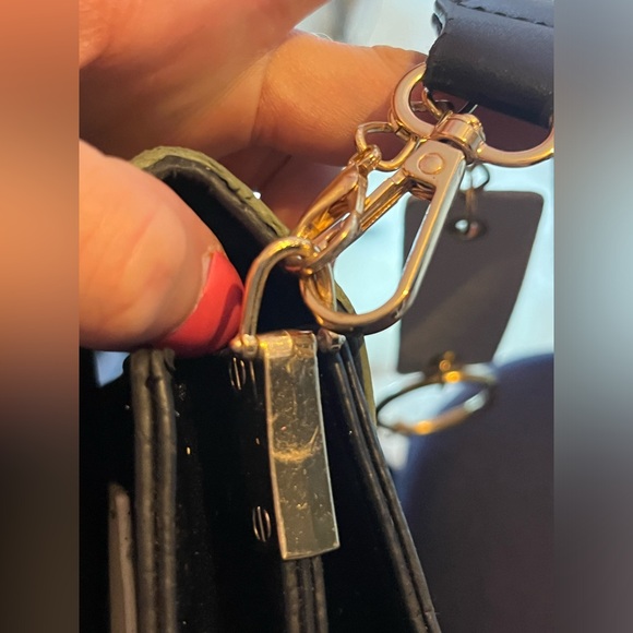 HP🌸Beautiful roomy like new crossbody unisex strap adjustable green and tan - Picture 15 of 15